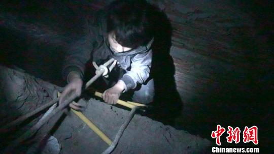 男孩坠落8米深电梯井 消防官兵结绳营救(图)